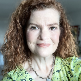 Portrait photo of Louise Reynolds
